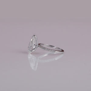 Anillo de compromiso clásico chapado en oro macizo de 10KT para mujer, corte de pera, Diamante cultivado en laboratorio, corte de media eternidad, ajuste de pavé de diamante lateral - Product Image 3