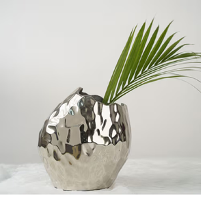 Jarrón tradicional de peltre estriado con bordes festoneados decorativos en el borde. Disponible a precios de mayoreo. - Product Image 3