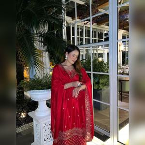 Conjunto de salwar kameez sharara chinon multicolor de estilo moderno con detalles de trabajo en resham y dupatta elegante, colección 2025 - Product Image 3