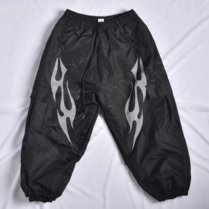 Pantalon de neige noir imprimé flamme de haute qualité avec tissu imperméable, taille à cordon de serrage, doublure isolante et poignets élastiques pour hommes - Product Image 1
