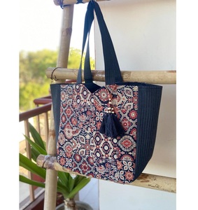 Élégant sac à provisions en coton imprimé Ajrakh fabriqué à la main 13x13x7 pouces avec fermeture à glissière poche intérieure écologique et réutilisable - Product Image 3