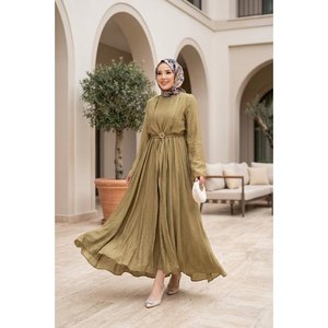 Robe Empire Confortable Vert Olive Coupe A-Line avec Broche Dorée et Boléro Intégré, Style Modeste en Crochet Pailleté pour Invitées de Mariage et Soirées - Product Image 1