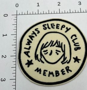 Appliques brodées légères avec bordure adhésive et merrow pour les mises à niveau des vêtements et le style textile créatif - Product Image 6