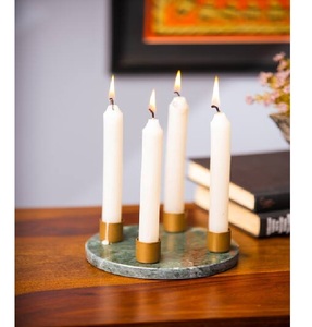 Base en métal de ce grand support de bougie est accentué avec une belle pièce centrale d'accessoires de décoration à la main en cristal - Product Image 4