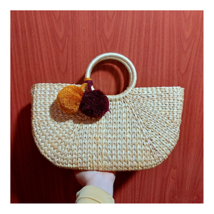 Sac à main en jacinthe d'eau artisanale avec motif de fleurs brodées et doublure intérieure en coton pour pique-nique ou plage du Vietnam - Product Image 2