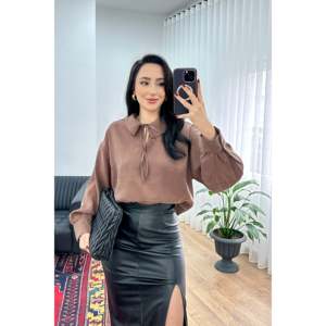 Blusa Elegante con Cuello de Lazo y Caída Fluida para Mujer LUSTRIN, Mezcla de Viscosa y Nailon Marrón para Uso Casual y de Oficina - Product Image 2