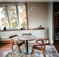Ensemble de table ronde et 2 chaises en bois massif avec assise en cuir PU, écologique, pour hôtel et restaurant