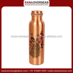 Botella de agua Ayurvédica de cobre puro de estilo clásico hecha a mano con patrón de pavo real de alta demanda para beneficios de salud de yoga al aire libre - Product Image 2