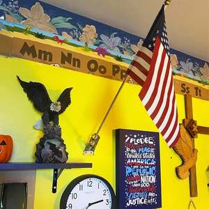 ที่ยึดเสาธงขนาดเล็ก 6 ชิ้น ยี่ห้อ Topflags อุปกรณ์ติดผนังสำหรับแสดงธงในร่ม เหมาะสำหรับห้องเรียน โรงเรียน และใช้ภายนอกบ้าน - Product Image 1