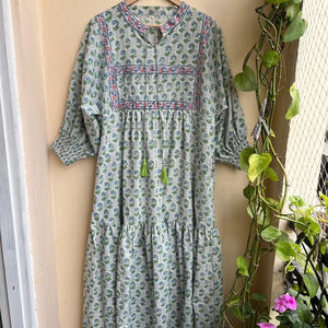 เดรสแม็กซี่สไตล์ลำลองสำหรับผู้หญิงเสื้อคลุมสไตล์อินเดียผ้าคอตตอน100% พิมพ์ลายปักและประดับพู่ - Product Image 1