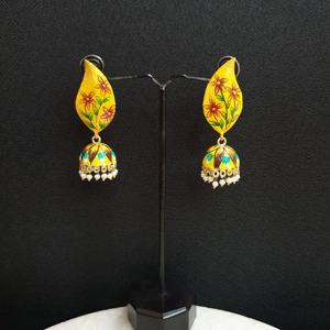 Pendientes Jhumki pintados a mano con flores amarillas, joyería de aleación para fiesta hecha de aleación de zinc - Product Image 3