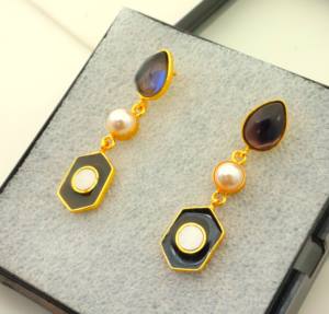 Boucles d'oreilles en quartz améthyste et pierre précieuse Meena Work Boucles d'oreilles en laiton plaqué or pour les femmes lors des fêtes de mariage. - Product Image 1