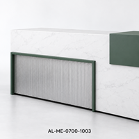 Bureau de réception en L en bois aspect marbre blanc avec accent vert foncé et façade grise côtelée pour projets de hall d'accueil de bureau moderne