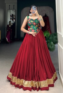 Rayón puro Lehenga Choli completamente cosido moderno con diseño de flores en relieve y retoque de encaje para bodas - Product Image 5