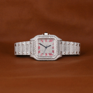 Reloj de lujo con diamantes de moissanita de corte redondo completamente helado con números romanos rosas clásicos cuenta con reloj de diamantes regalo para niñas - Product Image 1