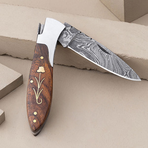 Couteau EDC en acier de Damas avec incrustation en fibre de carbone et mécanisme de verrouillage sécurisé, couteau de poche pliable artisanal - Product Image 3