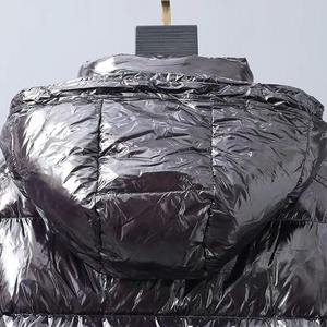 Manteau d'hiver rembourré en duvet épais à capuche, fabriqué en usine, surdimensionné, pour homme, noir, avec logo personnalisé - Product Image 3