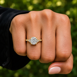 แหวนเพชรทรงคุชชั่นคัท เพาะเลี้ยงในห้องปฏิบัติการ ทองคำแท้ 14K แหวนหมั้นเจ้าสาว ประดับเพชรทรงไตรลิออนด้านข้าง DEF VVS น้ำหนักรวม 1.55 กะรัต รับรองโดย IGI ODM - Product Image 2