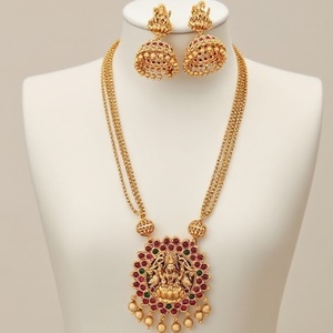 Collier Mangalsutra traditionnel plaqué or mat avec pendentif design temple et boucles d'oreilles Jhumka assorties pour mariage femme - Product Image 3