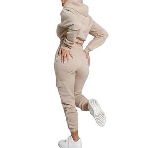Vêtement de sport pour femme en gros, sweat à capuche court à manches longues en coton imprimé uni décontracté |   Ensemble de jogging sportif avec logo personnalisé - Product Image 4