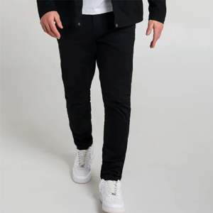 Pantalón de hombre estilo chino moderno antiarrugas, diseño de dobladillo abierto negro con cintura elástica, bolsillos con cremallera y detalle inteligente teñido liso - Product Image 5