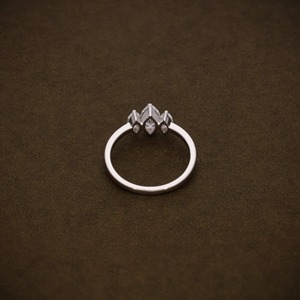 แหวนเพชรทรงมาร์ควิส แหวนเพชรเลี้ยงในห้องปฏิบัติการ แหวนสามเม็ด 0.94 กะรัต น้ำหนักรวม ระดับสี F ความสะอาด VVS1 VVS2 ได้รับการรับรอง แหวนเพชร ของขวัญวันครบรอบสำหรับเธอ ทันสมัย - Product Image 3