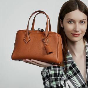 Sac bowling en cuir grainé de luxe discret, avec coutures artisanales exquises, sac à main <span class=keywords><strong>Boston</strong></span> pour femme, sacs fourre-tout rétro avec clochette - Product Image 4