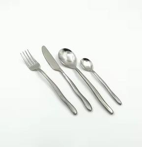 Ensemble de couverts en acier inoxydable de luxe moderne, essentiel pour la maison, comprenant 4 couteaux et fourchettes pour les fêtes - Product Image 4