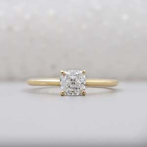 Anillo de Diamante Cultivado en Laboratorio con Corte Cojín Certificado por IGI, con Detalle Oculto, Joyería de Lujo - Product Image 1