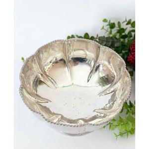 Bol de service en métal doré à larges bords avec finition miroir et idéal pour les dîners officiels et les fêtes haut de gamme - Product Image 4