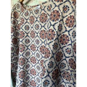 Haut en popeline à imprimé floral Diamond Earth Ajrakh, taille unique - Product Image 2