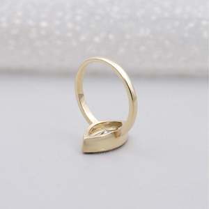 Anillo de Compromiso Solitario de Oro con Diamante Marquise Certificado por IGI, Diamante Creado en Laboratorio con Engaste de Bisel, Hermosa Alianza de Boda - Product Image 5