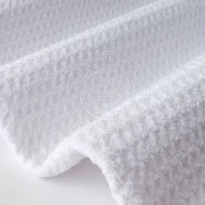 Toalla de golf tipo waffle hecha con el mejor material, con sujeción segura para fácil transporte en la bolsa, en venta. - Product Image 4