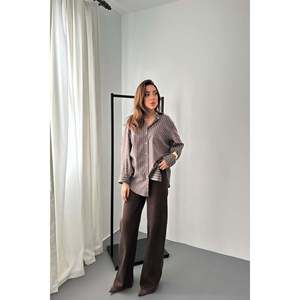 เสื้อเชิ้ตลายทางสีน้ำตาลทรงหลวม - สีน้ำตาล - Product Image 4