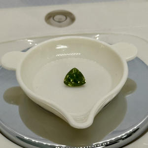 Pierre naturelle de haute qualité Zircon vert trillion de pierres précieuses 6.5x4.1mm 1.32cts pour la fabrication de bagues et de bijoux - Product Image 3