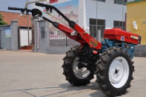 ZUBR 8HP-24HP utiliser motoculteur rotatif/<span class=keywords><strong>tondeuse</strong></span> rotative/<span class=keywords><strong>remorque</strong></span>/motoculteur de charrue <span class=keywords><strong>tracteur</strong></span> de marche <span class=keywords><strong>pour</strong></span> la ferme - Product Image 4