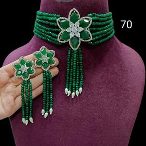 Ensemble de bijoux Kundan traditionnels faits à la main avec Meenakari pour la mariée et les fêtes disponibles à un prix abordable à vendre - Product Image 1