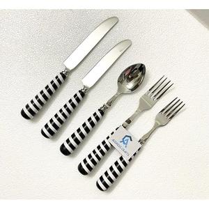 Vente en gros de couverts en métal de haute qualité Ensemble de couverts en acier inoxydable 18/8 avec manche en résine Fourchette à salade Cuillère Couteau - Product Image 1