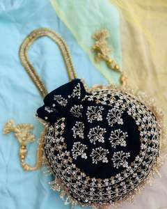 2024 Beau sac Potli en soie noire de créateur orné de perles de verre en cristal pour les fêtes de mariage avec motif de seau - Product Image 1