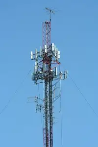 28-50M इस्तेमाल किया एंटीना टॉवर 3 पैर जस्ती ट्यूब त्रिकोणीय जाली संचार दूरसंचार जीएसएम स्टारलिंक एंटीना एंटीना टॉवर