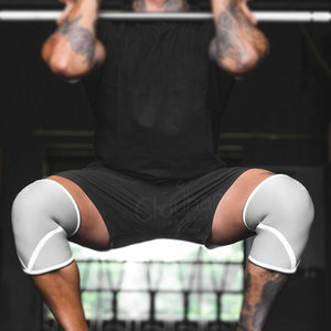 La rodillera ligera y transpirable proporciona comodidad y protección articular durante la carrera, levantamiento de pesas y sesiones de fitness. - Product Image 3