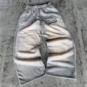 กางเกงวอร์มขายาวประดับพลอยเทียมด้านข้างสำหรับผู้ชายผ้าคาดเอวปักลายขาบานซีดซีดแบบวินเทจ - Product Image 3