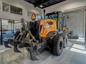 Motoniveladora CASE 865B, 3660 mm, 15.6 Toneladas, 142 kW, para Construcción y Mantenimiento de Caminos de Tierra y Grava - Product Image 2