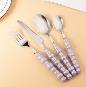 Ensemble de couverts en argent avec manche en perles roses, idéal pour la mise en scène de table élégante et les cadeaux, vaisselle - Product Image 4