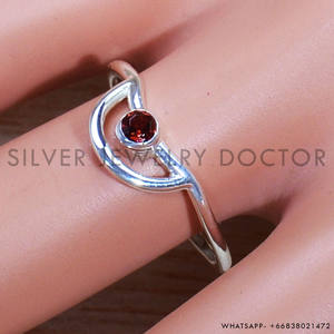 Anillos de granate de corte redondo únicos en plata de ley 925 con diseño original, joyería fina de compromiso elegante, venta al por mayor - Product Image 2