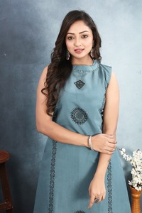Robe pakistanaise indienne en tissu à filet lourd prête à l'emploi Dernières longues imprimées Kurtis Menton non en soie pour adultes Numéro de modèle Fantaisie en ligne - Product Image 3