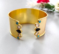 Bracelet ouvert ajustable en laiton plaqué or jaune 18 carats avec pierres précieuses multiples pour femme : onyx noir, turquoise, cristal et quartz