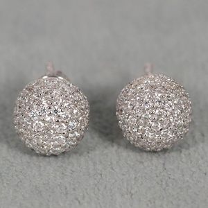 Boucles d'oreilles uniques et luxueuses en or blanc 14 carats pour femmes avec diamants de clarté VVS - Product Image 5