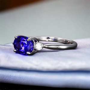 Anillo de compromiso de tres piedras de tanzanita y diamante de East West, pieza de joyería fina elegante - Product Image 4