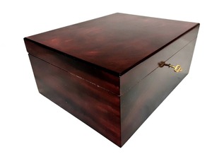 Caja de almacenamiento de madera de tilo estilo amor ecológica grande y elegante, acabado pulido de color caoba oscuro bloqueable por Crescent Crafts - Product Image 4